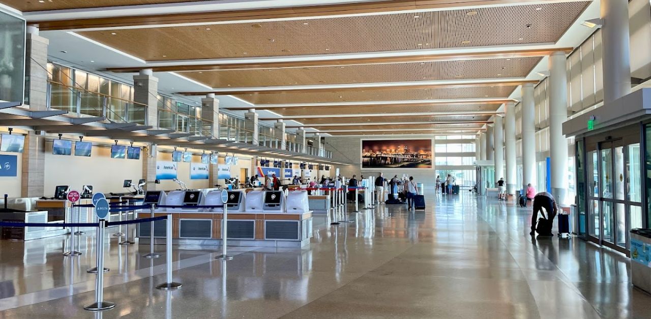 Delta Airlines Bill and Hillary Clinton National Airport – LIT Terminal